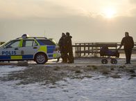 Mankells Wallander – Kommissar Wallander (Krister Henriksson, rechts) ermittelt in einem mysteriösen Mordfall.