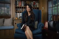 Elementary – Enttäuscht von ihrem Stiefvater, der ohne sie zu fragen, ein Buch über ihre Arbeit mit Holmes schreibt: Joan Watson (Lucy Liu) ...