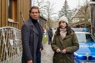 Der Alte – Annabell Lorenz (Stephanie Stumph) empfängt ihren Chef Caspar Bergmann (Thomas Heinze) am Tatort und berichtet ihm schon mal die ersten Fakten.