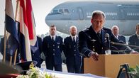 High-Flyers – Als Kommandeur der Luftstreitkräfte ergreift Roderick Walema (Gijs Scholten van Aschat, 3.v.r.) bei der Beerdigung des verunglückten Kameraden das Wort. Er ist zutiefst vom Tod des jungen Soldaten betroffen.