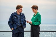 Mordufer – Nico Arnold vom Zoll (Paul Ahrens) teilt seine neuesten Erkenntnisse mit Kriminalhauptkommissarin Chiara Locatelli (Maria Wördemann) und liefert somit einen heißen Tipp für die aktuellen Mordermittlungen.