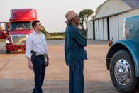 Paradise Highway - Straße der Angst – Ausgetrickst: Gerick (Morgan Freeman, r.) und FBI-Rookie Sterling (Cameron Monaghan, l.).