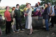 Monk – Monk besucht mit Natalie ein Weingut und lässt sich dort von einer Wein-Expertin (Bianca Chiminello, Mi.) zu einem Schlückchen Wein überreden. Und das, wo doch ein Schluck Wein auf ihn die gleiche Wirkung hat, wie eine ganze Flasche auf andere Menschen...
