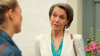 Rote Rosen – Victoria (Caroline Schreiber m.) versucht Britta (Jelena Mitschke) als ihre persönliche Ärztin zu gewinnen.