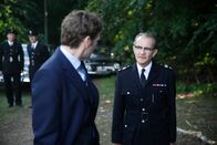 Der junge Inspektor Morse – Inspektor Morse (Shaun Evans, l.) ruft in Eigeninitiative die gesamte Einheit herbei und muss diese Anordnung vor seinem Vorgesetzten, dem Chief Superintendent Reginald Bright (Anton Lesser, r.) gut begründen können. Wird der Chief Superintendant ihm glauben und seinem Verdacht nachgehen?