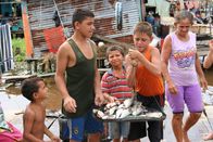 GEO Reportage – Kinder beim Wiegen von Fisch
