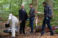 Der Staatsanwalt – Kommissar Max Fischer (Max Hemmersdorfer, 2.v.r.) sucht zusammen mit Oberstaatsanwalt Bernd Reuther (Rainer Hunold, 2.v.l.) nach Hinweisen am Tatort.