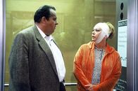 Der Bulle von Tölz – Benno (Ottfried Fischer) muss zum Schönheitschirurgen. An Margit (Madeleine Vester) hat er ein paar Fragen.