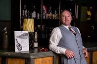 Father Brown – Maurice Cranage (William Travis) leitet den Burlesque-Club. Er legt viel Wert auf Diskretion - angeblich zum Schutz seiner Kundschaft. Oder möchte er nur nicht, dass seine Geheimnisse ans Licht kommen?