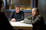 Großstadtrevier – Wiedersehen mit Lothar Krüger (Peter Heinrich Brix, r.). Dirk Matthies (Jan Fedder, l.) glaubt nicht, dass sein ehemaliger Kollege nach einem schweren Unfall Fahrerflucht begangen hat.