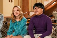 The Goldbergs – Brea Bee (Sadie Stanley, l.); Dave Kim (Kenny Ridwan, r.)
