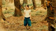 F for Freaks – EVAS kleine Tochter ABELINA (Mathilda Hayley Beese) beobachtet die Kopfgeldjäger.