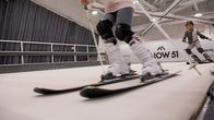 China inside: Winterspiele mit Widersprüchen – In Shanghai üben sie Skifahren "auf dem Trockenen" in einem Einkaufszentrum. Ein Unternehmen aus Italien will so die chinesische Mittelklasse als Ski-Kundschaft für sich gewinnen und vom wachsenden Wintersportmarkt in China profitieren.