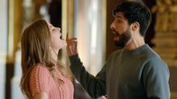 Tenor: Eine Stimme - zwei Welten – Madame Loyseau (Michèle Laroque, l.) und Antoine Zerkaoui als MB14 (Mohamed Belkhir, r.)