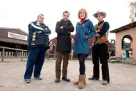 Alles Klara – ARD HEITER BIS TÖDLICH - ALLES KLARA, FOLGE 10, "Spiel mir das Lied vom Tod" Uhr im ERSTEN. Mord in der Westernstadt: (v.l.n.r.) Ollie (Christoph Hagen Dittmann), Paul Kleinert (Felix Eitner), Klara (Wolke Hegenbarth) und Jonas (Jan Niklas Berg) ermitteln.