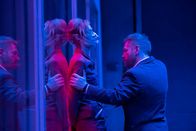 Tenet – Um seine Ziele zu erreichen nimmt Andrei Sator (Kenneth Branagh, r.) seine entfremdete Ehefrau Kat (Elizabeth Debicki, l.) zur Geisel.
