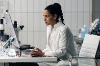 Morbius – Dr. Martine Bancroft (Adria Arjona) forscht gemeinsam mit ihrem Kollegen Morbius, um dessen Krankheit zu heilen.