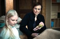 Tatort – Eliza (Hanna Heckt, l.) weigert sich, mit Franziska Tobler (Eva Löbau) zu sprechen. Auch ein Foto ihrer Mutter kann das Mädchen nicht zum Reden bringen.
