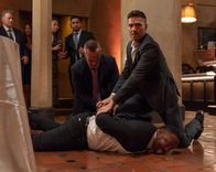 The Rookie – Auf der Gala kommt es zu einer Schlägerei zwischen Officer Tim Bradford (Eric Winter, r.) und Teddy (Ser'Darius Blain, liegend). Dabei verletzt sich Bradford und Officer Lucy Chen verarztet seine Wunde.