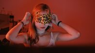 Lovecut – Anna (Sara Toth) probiert sich gerne aus, vor der Webcam oder auf Twitter.