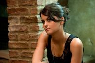 Project: Almanac – Als Jessie (Sofia Black D'Elia) auf einer Zeitreise David vorsichtig darauf hinweist, dass sie seit Jahren in ihn verliebt ist, reagiert der junge Student überhaupt nicht - obwohl sie das Mädchen seiner Träume ist ...