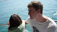 Aftersun – Callum (Paul Mescal) ist geplagt von Selbstzweifeln und Unsicherheit, die er aber tapfer und mit aller Kraft vor Sophie (Frankie Corio) zu verbergen versucht.