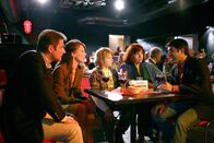 Oben ohne – (v.li.) Andreas Steppan (Gustl Horrowitz), Maria Köstlinger (Anna Schnabel), Lucas Schwabenitzky (David), Elfi Eschke (Sarah Horrowitz), Haydar Zorlu (Seyfi Ülbül).