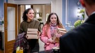 Sturm der Liebe – Erik (Sven Waasner, r.) und Nicole (Dionne Wudu, l.) mit Aylin Ravanyar, M.) sind froh, als sie einen erneuten Moment der Befangenheit überspielen können.