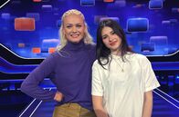 Quizduell - Olymp – Team "Familie": Franziska Knuppe (l.), Mathilda Moestl (r.)