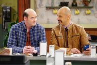 Superior Donuts – Nachdem Fawz (Maz Jobrani, r.) einen hohen Scheck von Tush (David Koechner, l.) in seinem Waschsalon findet, versucht er herauszufinden, was Tush für so viel Geld wirklich machen musste ...