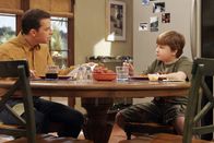 Two and a Half Men – Für seine mangelhaften Leistungen erfindet Jake (Angus T. Jones, r.) eine Menge kreativer Ausreden um keine Strafe von Alan (Jon Cryer, l.) zu erhalten ...