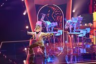 The Masked Dancer – Titel: The Masked Dancer; Staffel: 1; Folge: 1; DER BUNTSTIFT tanzt zu einem "Sing Sing Sing" Medley. Ausstrahlungszeitraum bis: 2022-01-05; Copyright: ProSieben/Willi Weber; Fotograf: Willi Weber; Dateiname: 2397451.JPG; Rechtehinweis: Dieses Bild darf bis eine Woche nach Ausstrahlung honorarfrei fuer redaktionelle Zwecke und nur im Rahmen der Programmankuendigung verwendet werden. Spaetere Veroeffentlichungen sind nur nach Ruecksprache und ausdruecklicher Genehmigung der Seven.One Entertainment Group GmbH moeglich. Nicht fuer EPG! Verwendung nur mit vollstaendigem Copyrightvermerk. Das Foto darf nicht veraendert, bearbeitet und nur im Ganzen verwendet werden. Es darf nicht archiviert werden. Es darf nicht an Dritte weitergeleitet werden. Aneinanderreihung/Zusammenlegung/Kopplung von Bildern zum Zweck der Erstellung von Slide-Shows o.ä. nicht gestattet; Verbindung/Einfügen/Anfügen von Werbung nicht gestattet. Bei Fragen: foto@seven.one Voraussetzung fuer die Verwendung dieser Programmdaten ist die Zustimmung zu den Allgemeinen Geschaeftsbedingungen der Presselounges der Sender der Seven.One Entertainment Group GmbH.