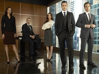 Suits – V.l.: Jessica Pearson (Gina Torres), Louis Litt (Rick Hoffman), Rachel Zane (Meghan Markle), Harvey Specter (Gabriel Macht) und Mike Ross (Patrick J. Adams)
