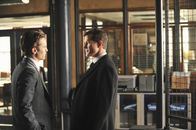 Castle – FBI-Agent Harris (Dylan Walsh , r.) teilt Kevin Ryan (Seamus Dever, l.) mit, dass er den aktuellen Fall nun übernehmen wird ...
