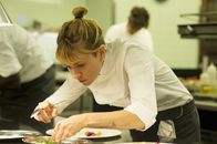 Im Rausch der Sterne – Eigentlich will Helene (Sienna Miller) unter keinen Umständen für Adam kochen, doch dann trickst dieser sie total aus ...