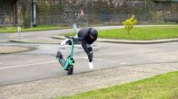ORF III Themenmontag: Die Tricks ... – Wo wir mit dem Auto nicht mehr hinkommen, sollen wir umweltfreundlich mit dem Elektroroller hinrollen können.