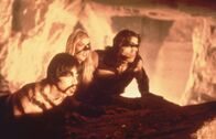 Conan der Barbar – Conan (Arnold Schwarzenegger) will Rache für den Tod seiner Elter. Und so macht er sich mit Kriegerin Valeria (Sandahl Bergman,m.) und der Dieb Subotai (Gerry Lopez,l.) auf die Suche nach Thulsa Doom.