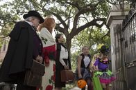 American Horror Story – Ausgerechnet zu Halloween statten Cecily Pembroke (Robin Bartlett, M.), Myrtle Snow (Frances Conroy, 2.v.l.) und Quentin Fleming (Leslie Jordan, l.) der Schule einen Besuch ab ...