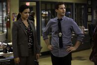 Brooklyn Nine-Nine – Amy Santiago (Melissa Fumero, l.); Jake Peralta (Andy Samberg, r.)