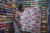 Märkte der Welt – Auf dem Dantopka-Markt im beninischen Cotonou werden außergewöhnliche Textilien angeboten: ornamentreiche, wertvolle Batik-Stoffe für „Pagne“-Gewänder.