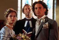 Rosamunde Pilcher: Stunden der Entscheidung – Nicht nur der Pfarrer, auch Christabel (Valerie Niehaus) und Nigel (Benjamin Sadler) sind mehr als überrascht über Sams Auftritt bei der Trauung.