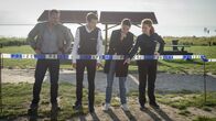SOKO Wismar – In der Nähe des Tatortes am Strand wurden Spuren eines Autos sowie eines Rollstuhls gefunden. Haben Karoline Joost (Nike Fuhrmann, 2.v.r.) und Lars Pöhlmann (Dominic Boeer, l.) tatsächlich etwas übersehen? Zusammen mit Polizistin Paula Moorkamp (Stella Hinrichs, r.) und ihrem neuen Kollegen Eddi Jansons (Gustavs Gailus, 2.v.l.) untersuchen sie nochmals gründlich die Umgebung.