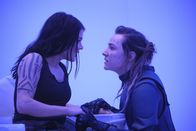 The 100 – Octavia Blake (Marie Avgeropoulos, l.); Hope Diyoza (Shelby Flannery, r.)
