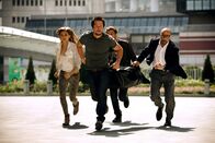 Transformers: Ära des Untergangs – Als der Erfinder Cade Yaeger (Mark Wahlberg, 2.v.l.) in seiner Scheune auf den untergetauchten Führer der außerirdischen Autobots trifft, muss er mit seiner Tochter Tessa (Nicola Peltz, l.) und deren Freund Shane (Jack Reynor, 2.v.r.) fliehen. Dabei begegnen sie dem Milliardär Joshua Joyce (Stanley Tucci, r.) ...
