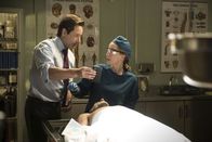 Akte X - Die unheimlichen Fälle des FBI – Der Tod eines Mannes stellt Mulder (David Duchovny, l.) und Scully (Gillian Anderson, r.) vor einige Rätsel ...
