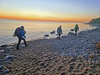 Terra Xpress – Mikroabenteuer in Deutschland: Nach 25 Kilometern und einer Übernachtung in der Natur erreichen Christo Foerster, Maik und Birgit tatsächlich in der Morgendämmerung den Ostsee-Strand.