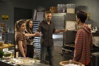 Community – Britta (Gillian Jacobs, l.), Annie (Alison Brie, 2.v.l.) und Jeff (Joel McHale, 2.v.r.) haben eine Idee wie sie das fade Sandwichgeschäft aufpeppeln können. Ob Abed (Danny Pudi, r.) auf ihrer Seite ist oder sie an die neue Beraterin von Dean Pelton verpetzt?; Britta (Gillian Jacobs, l.), Annie (Alison Brie, 2.v.l.) und Jeff (Joel McHale, 2.v.r.) haben eine Idee wie sie das fade Sandwichgeschäft aufpeppeln können. Ob Abed (Danny Pudi, r.) auf ihrer Seite ist oder sie an die neue Beraterin von Dean Pelton verpetzt?