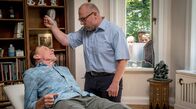 Die Pfefferkörner – Opa Reiko (Peter Badstübner) als Versuchskaninchen beim Hypnotiseur.
