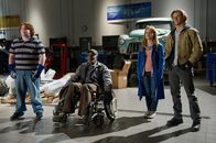 Monster Trucks – (v.l.n.r.) Sam Geldon (Tucker Albrizzi), Mr. Weathers (Danny Glover), Meredith (Jane Levy) und Tripp (Lucas Till) müssen all ihre Kräfte bündeln um das Monster und seine Familie aus den Fängen der Ölfirma zu befreien ...