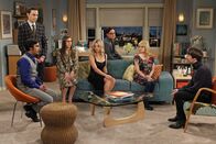 The Big Bang Theory – Eine ganz besondere Truppe: Bernadette (Melissa Rauch, 2.v.r.), Howard (Simon Helberg, r.), Sheldon (Jim Parsons, 2.v.l.), Leonard (Johnny Galecki, 3.v.r.), Penny (Kaley Cuoco, M.), Raj (Kunal Nayyar, l.) und Amy (Mayim Bialik, 3.v.l.) ...